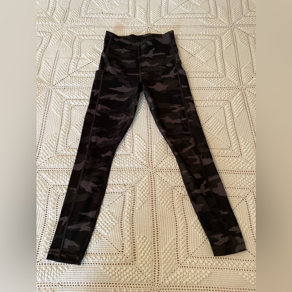 Athleta ultimate camo stash pocket 7/8 tight